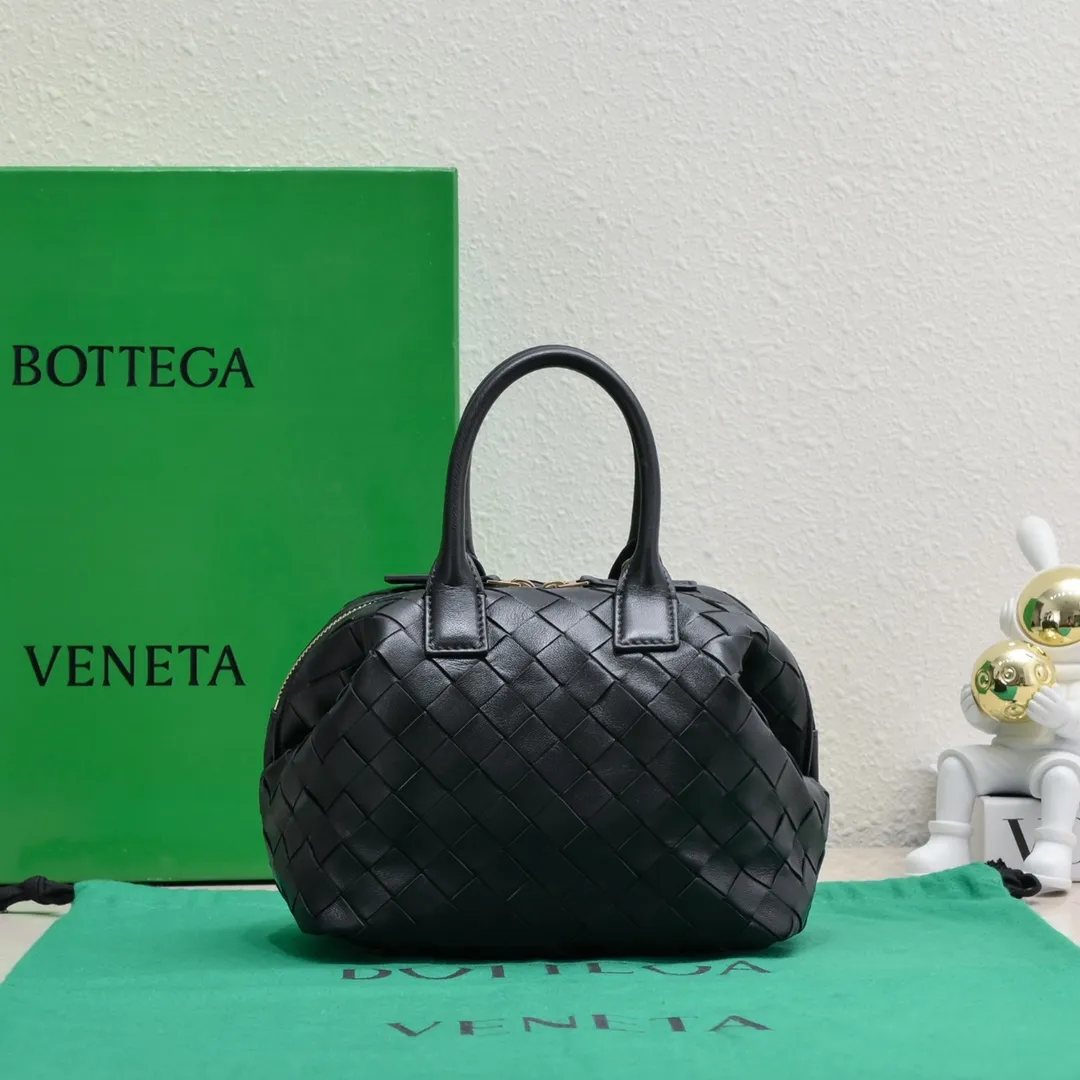 Batch 1560 #Bv Small Intrecciato woven leather bowling bag with detachable crossbody strap, single interior flat pocket, zipper closure "Classic weaving craftsmanship" is an indispensable symbol of the brand🔥. The meticulous weaving craftsmanship not only makes the bucket bag show a sense of high-end, but also adds a sense of agility to it, exuding a simple and elegant beauty. It is made of soft and delicate sheepskin texture. It is light and comfortable, and reveals a sense of high-end everywhere. The color matching is refreshing and clean, and the upper body is aged~concave shape! A bowling bag that can be used for both work and leisure. Size: 20.5*15.5*10cm, model: 7460#